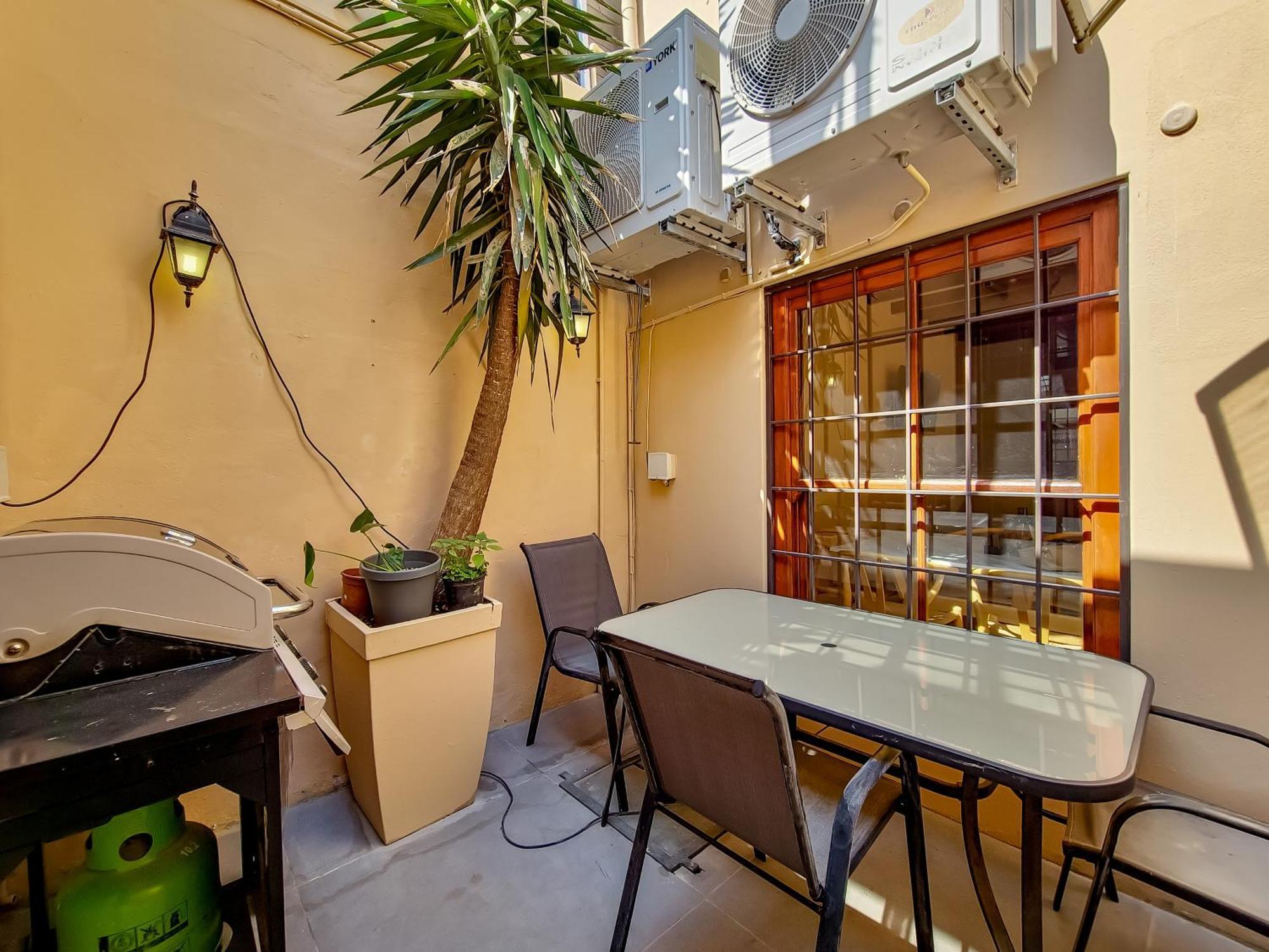 Newly Renovated, Central, Spacious And Family Friendly * Cape Town