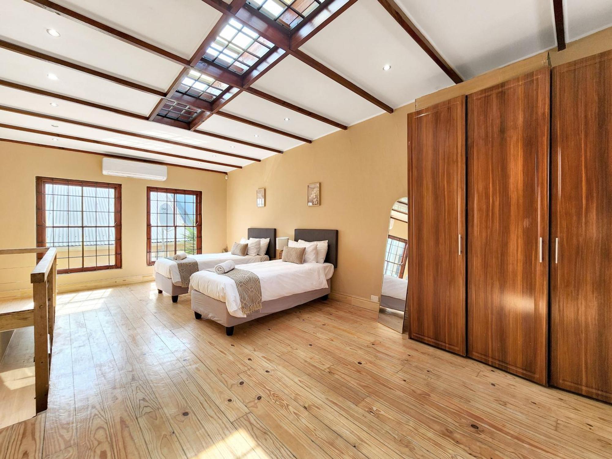 Holiday home Newly Renovated, Central, Spacious And Family Friendly *