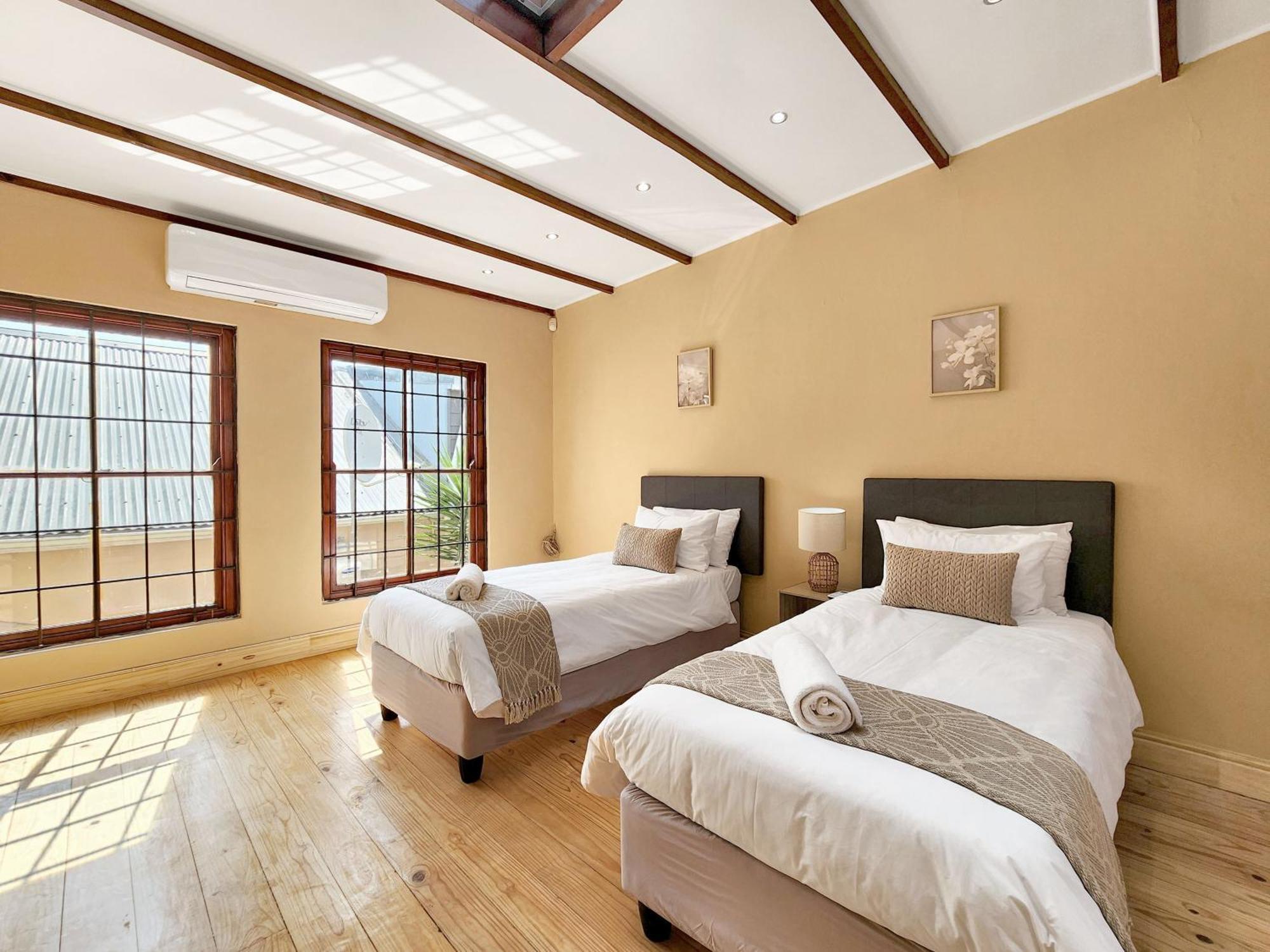 Newly Renovated, Central, Spacious And Family Friendly Holiday home Cape Town